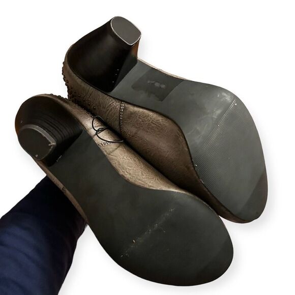 SBICCA Taupe Studded Stacked Heel Ankle Boots 9W - Picture 8 of 8